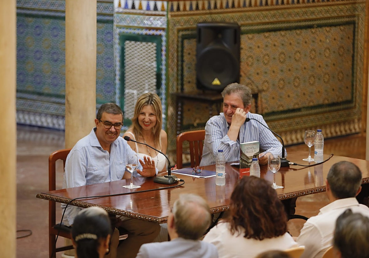 Francisco Robles, Lola Chaves y Francisco Gallardo, durante la presentación del libro