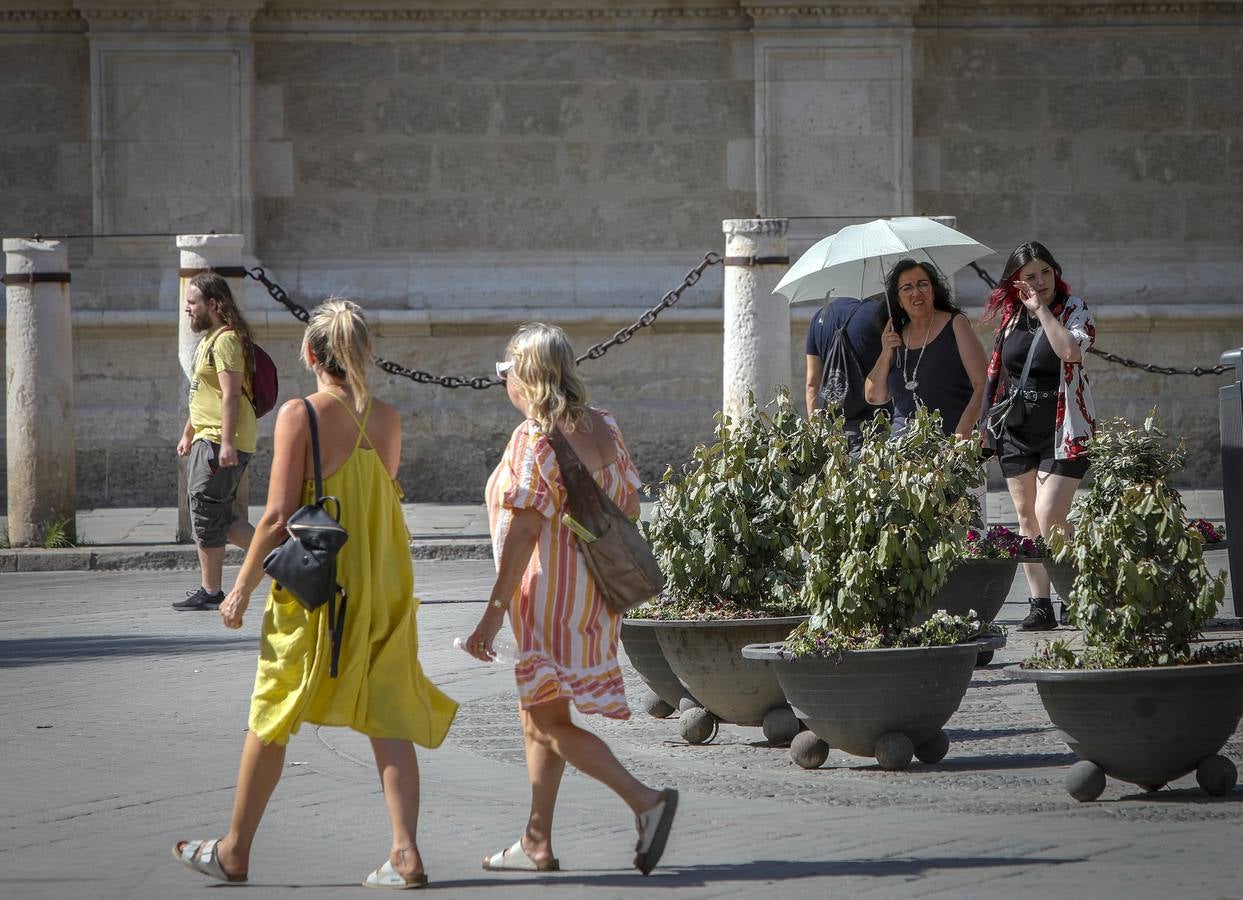 En el centro de Sevilla solo podían verse a algunos valientes turistas que desafiaban el calor