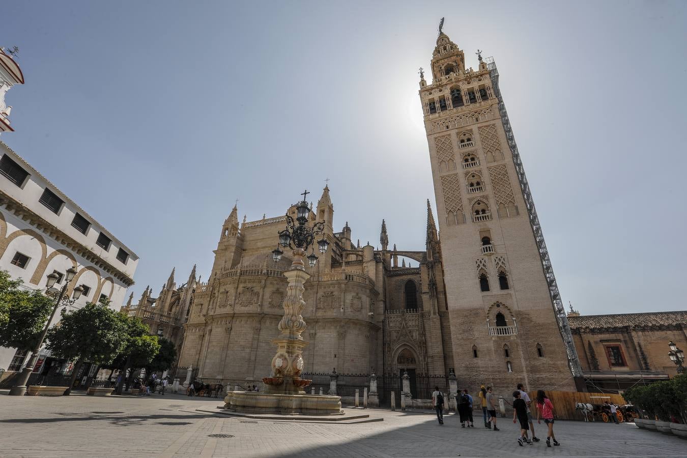 En el centro de Sevilla solo podían verse a algunos valientes turistas que desafiaban el calor