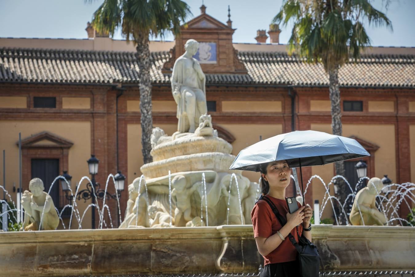 En el centro de Sevilla solo podían verse a algunos valientes turistas que desafiaban el calor
