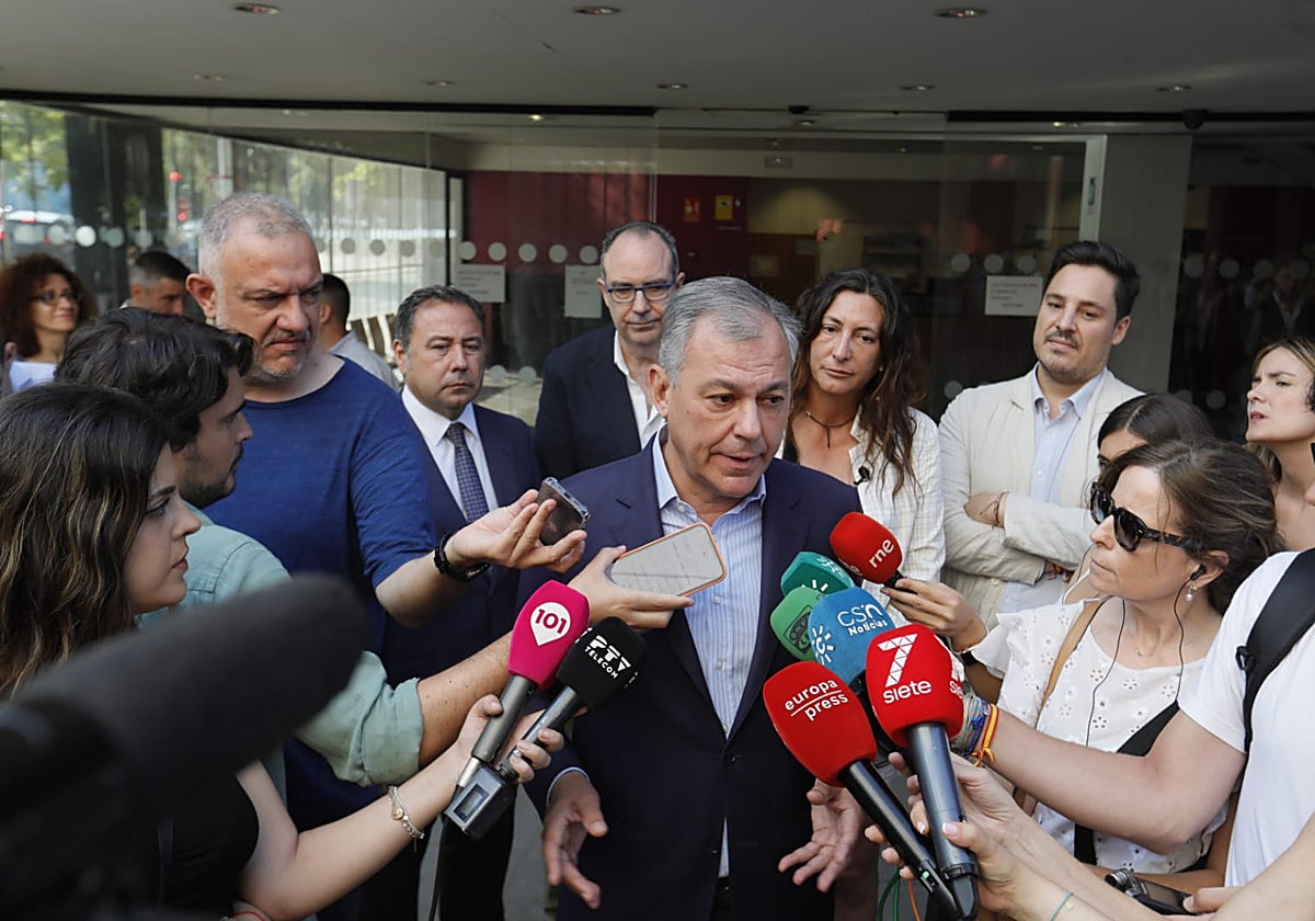 El alcalde de Sevilla, José Luis Sanz, atendiendo a los medios de comunicación
