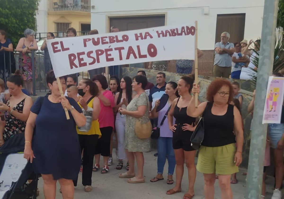 Vecinos de Algámitas se manifiestan en el centro del pueblo