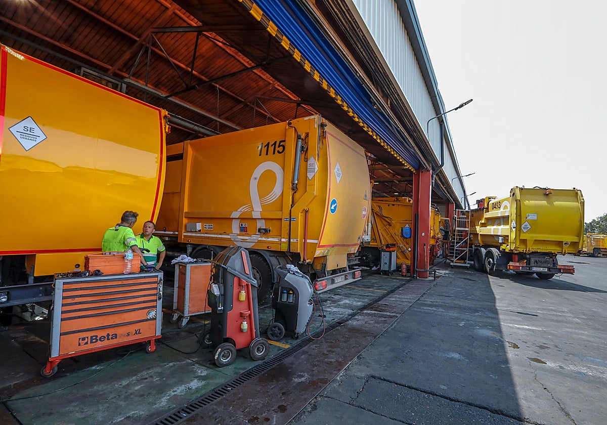 Los camiones de recogida de basura de Lipasam en los talleres de la empresa municipal