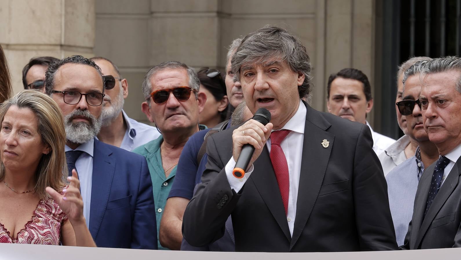Concentración de protesta de los abogados y procuradores de Sevilla por la parálisis de la Justicia