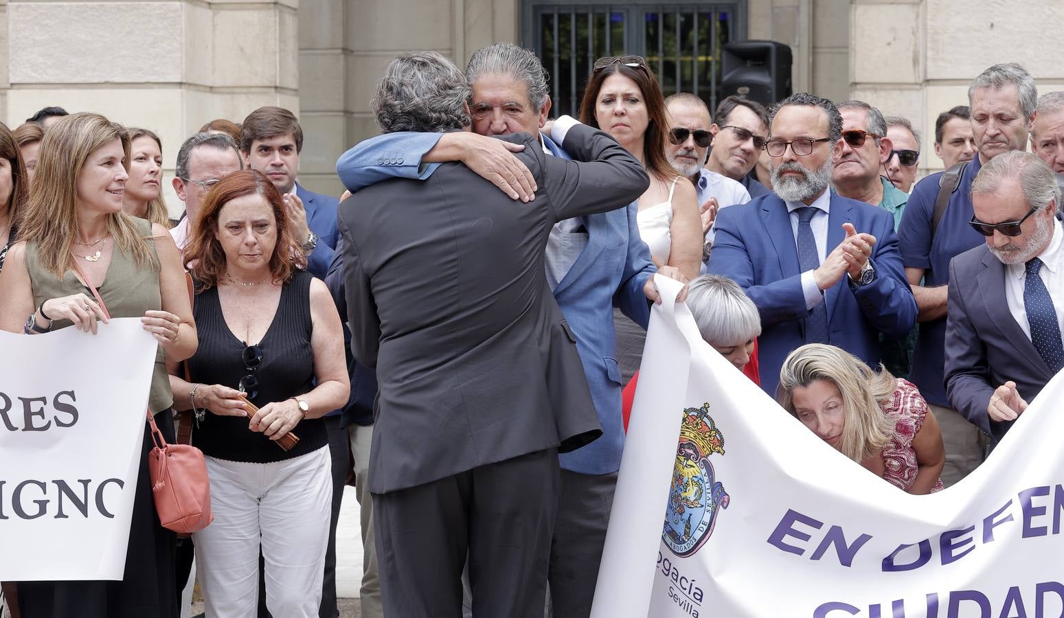 Concentración de protesta de los abogados y procuradores de Sevilla por la parálisis de la Justicia
