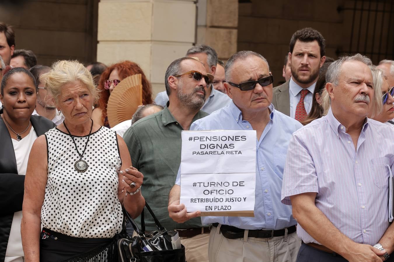 Concentración de protesta de los abogados y procuradores de Sevilla por la parálisis de la Justicia