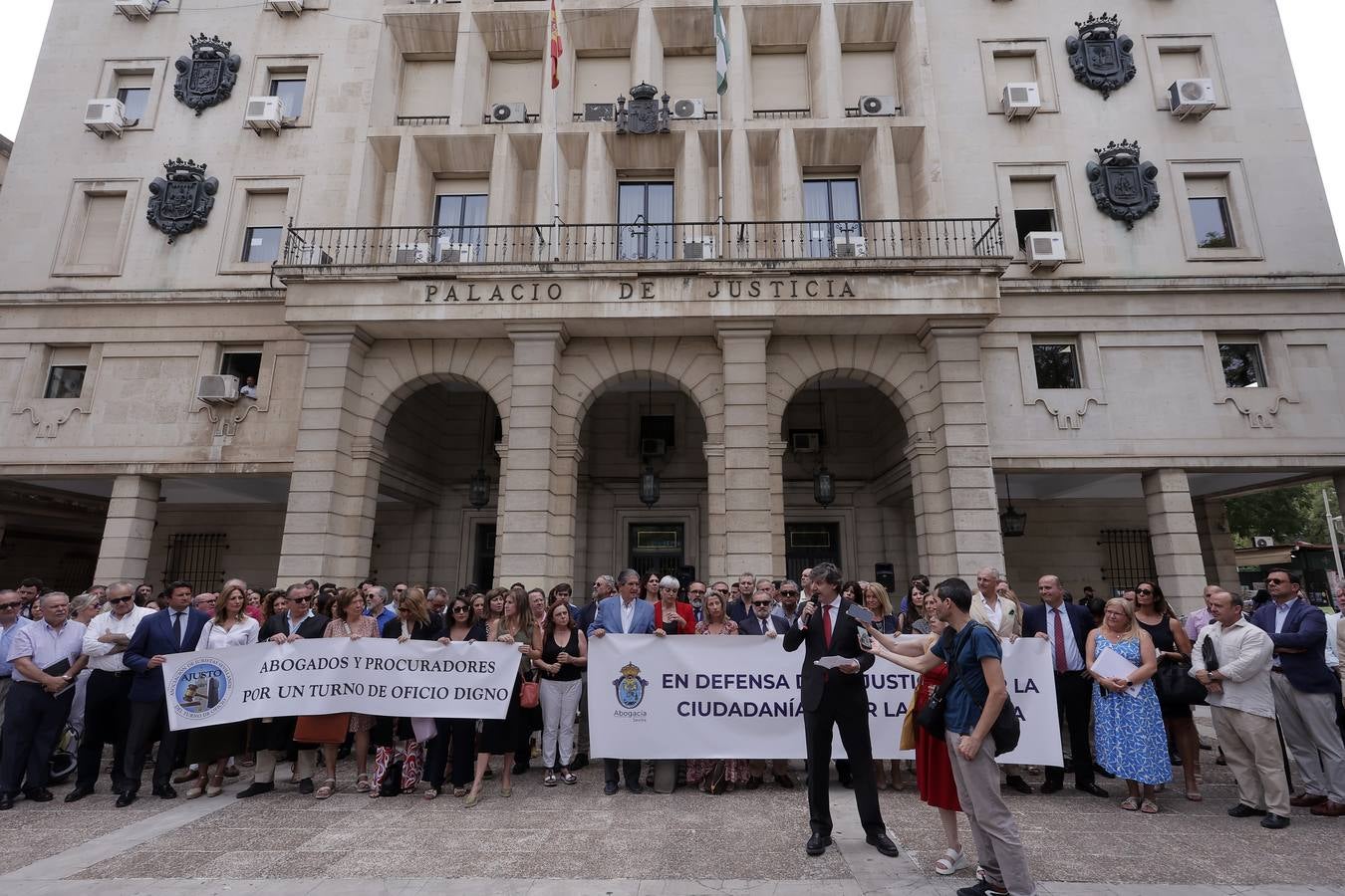 Concentración de protesta de los abogados y procuradores de Sevilla por la parálisis de la Justicia