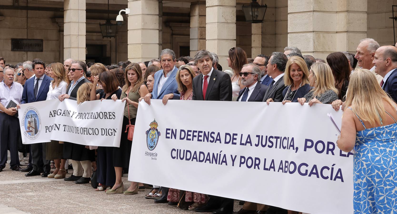 Concentración de protesta de los abogados y procuradores de Sevilla por la parálisis de la Justicia