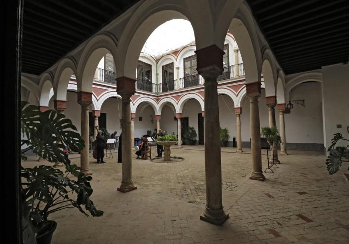 Patio principal del Palacio Bucarelli en la calle Santa Clara