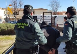 Dos detenidos en La Rinconada por robar en oficinas bancarias amenazando con escopetas y hachas