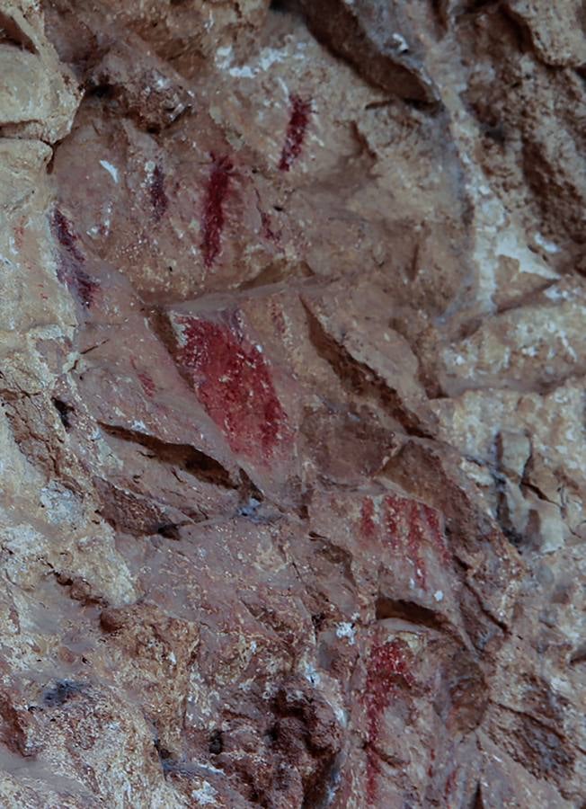 Pinturas rupestres de unas manos en la cueva de Coripe