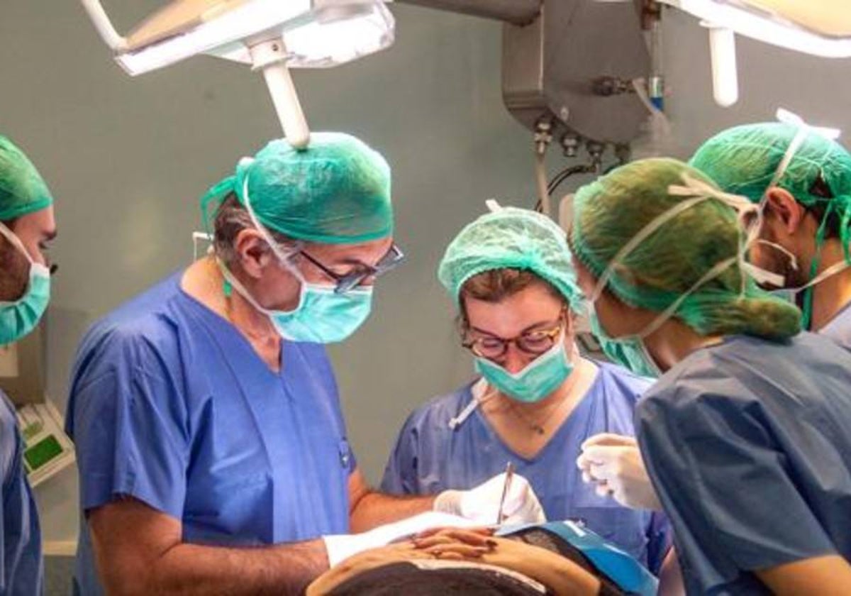Facultativos durante una intervención quirúrgica en un centro hospitalario sevillano