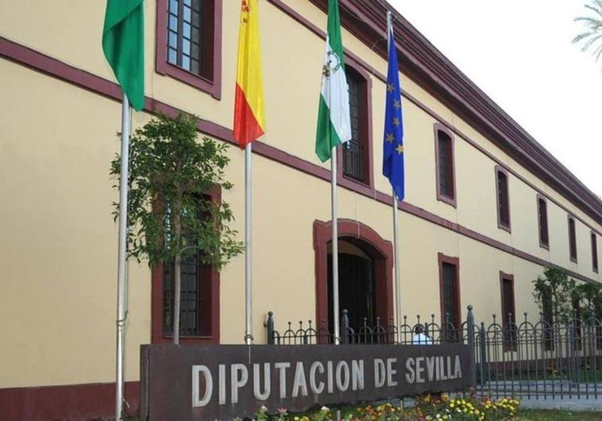 Fachada principal de la Diputación de Sevilla en la avenida Menéndez Pelayo