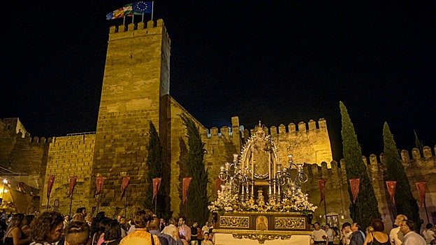 La Virgen del Rosario de San Pedro, en su regreso al templo