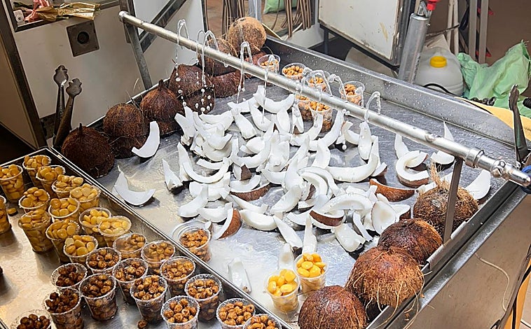 Imagen principal - Así fue la fiesta de cumpleaños de &#039;El Turronero&#039;: 3.500 invitados, famosos, una mini Feria de Abril y múltiples actuaciones