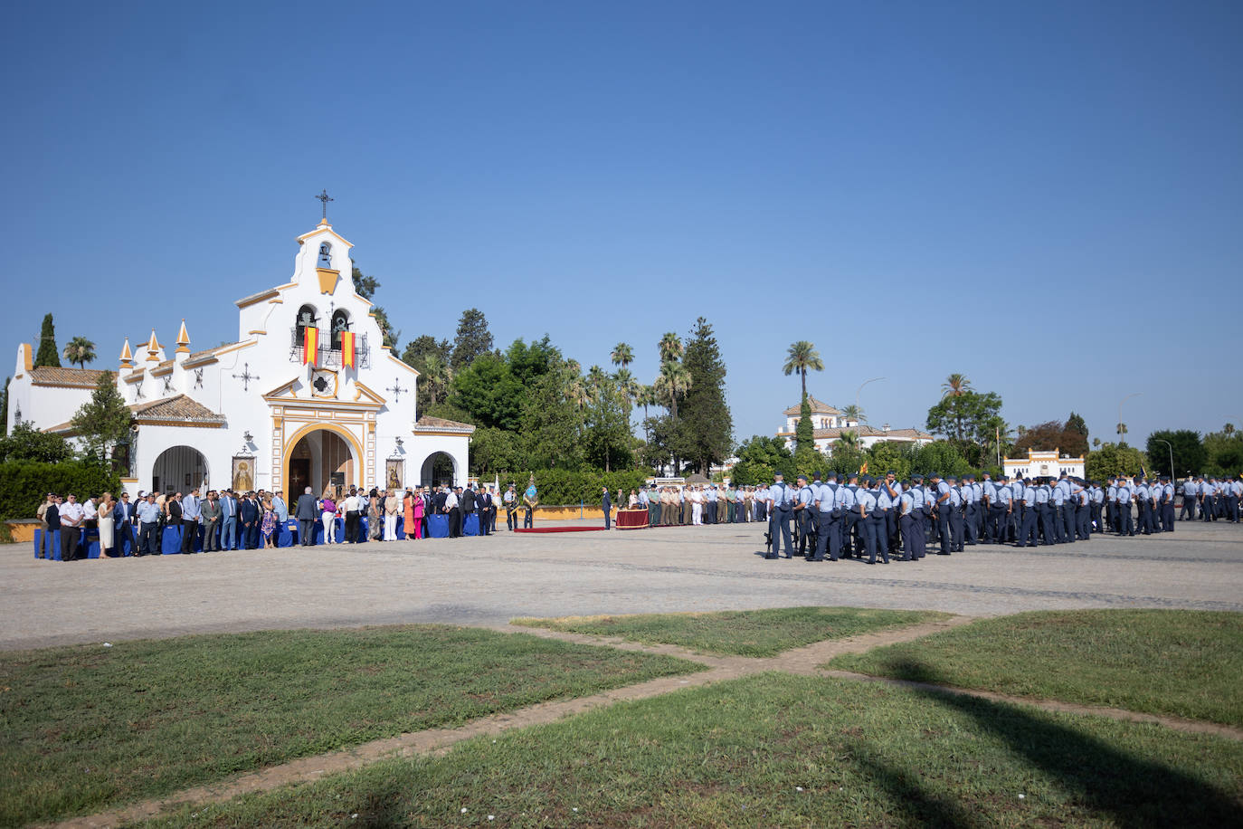 La ceremonia castrense con motivo del relevo del Jefe del Acuartelamiento Aéreo de Tablada