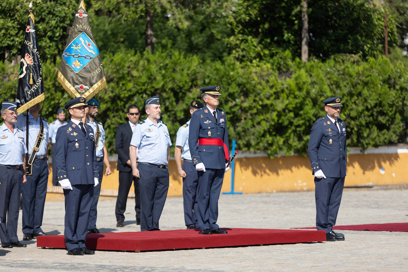 La ceremonia castrense con motivo del relevo del Jefe del Acuartelamiento Aéreo de Tablada