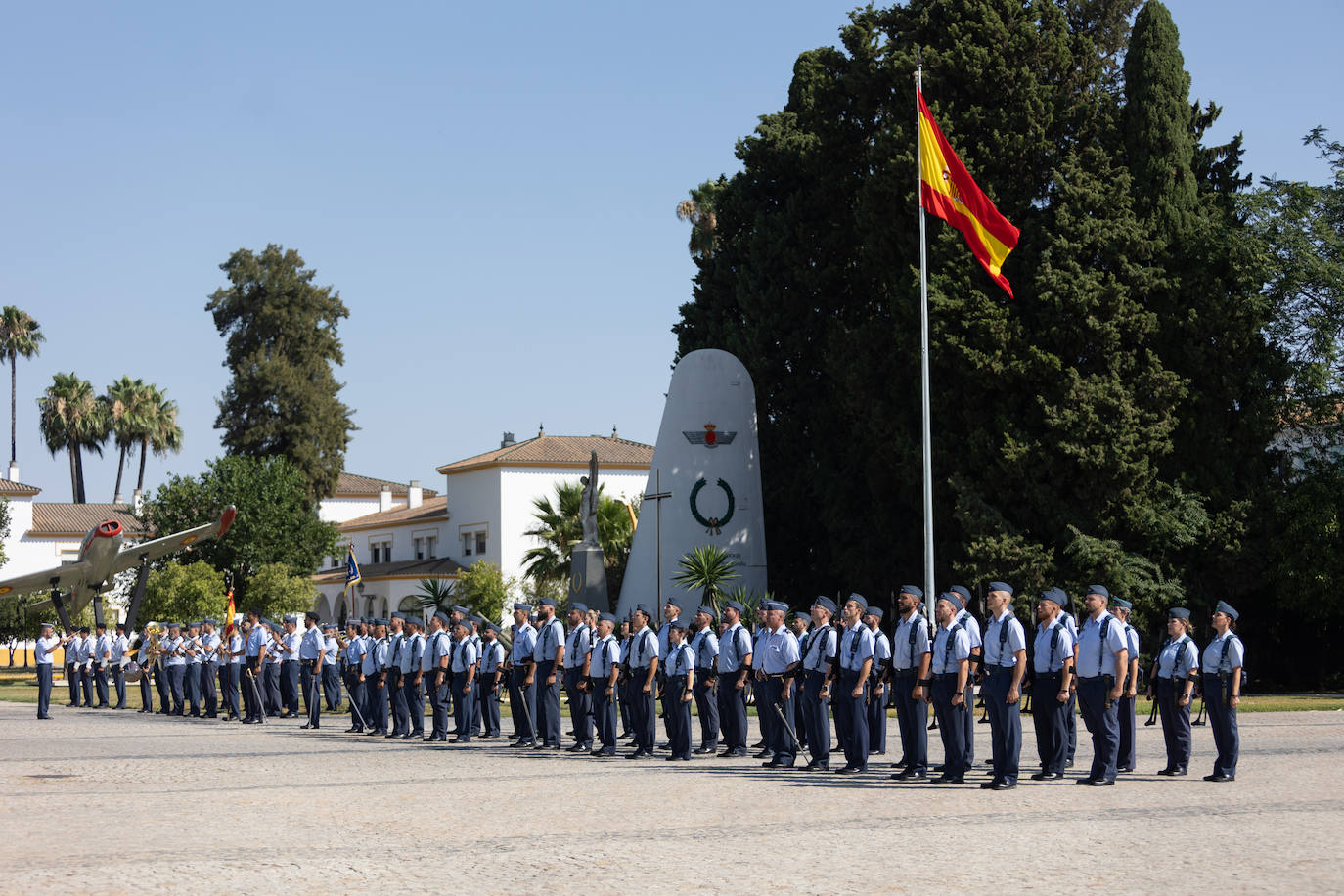 La ceremonia castrense con motivo del relevo del Jefe del Acuartelamiento Aéreo de Tablada