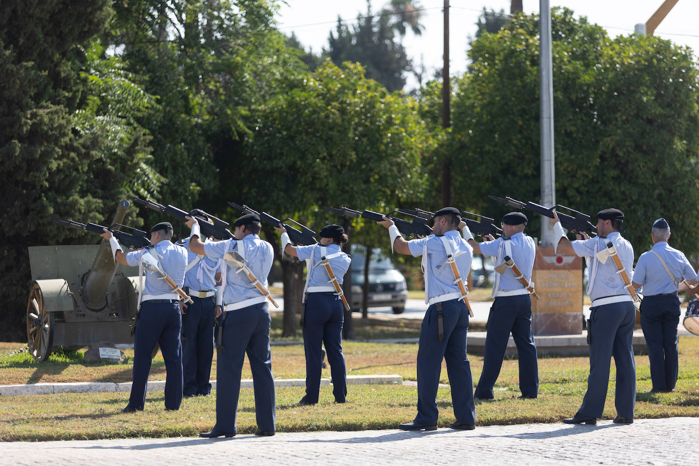 La ceremonia castrense con motivo del relevo del Jefe del Acuartelamiento Aéreo de Tablada