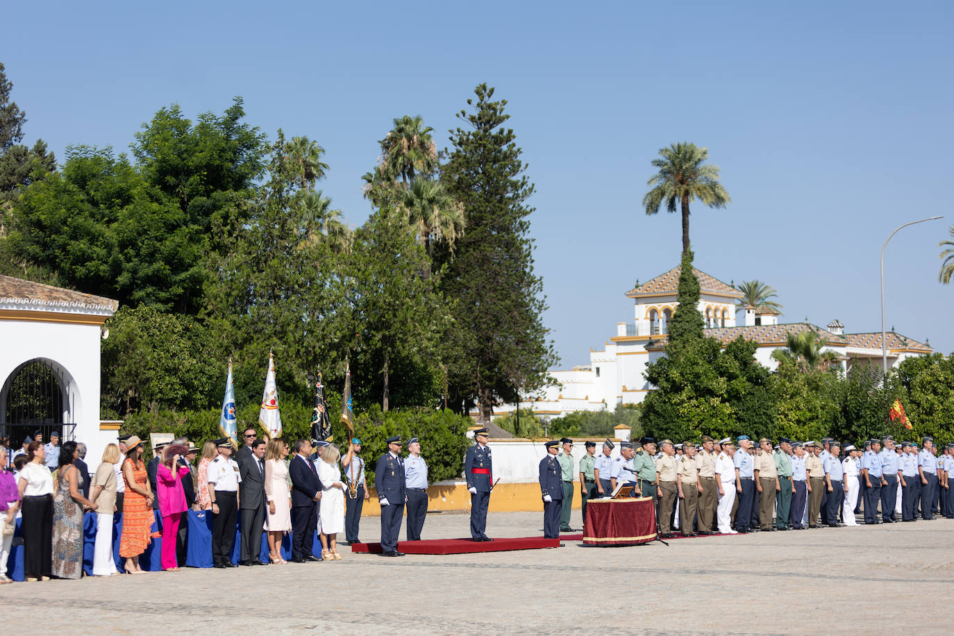 La ceremonia castrense con motivo del relevo del Jefe del Acuartelamiento Aéreo de Tablada
