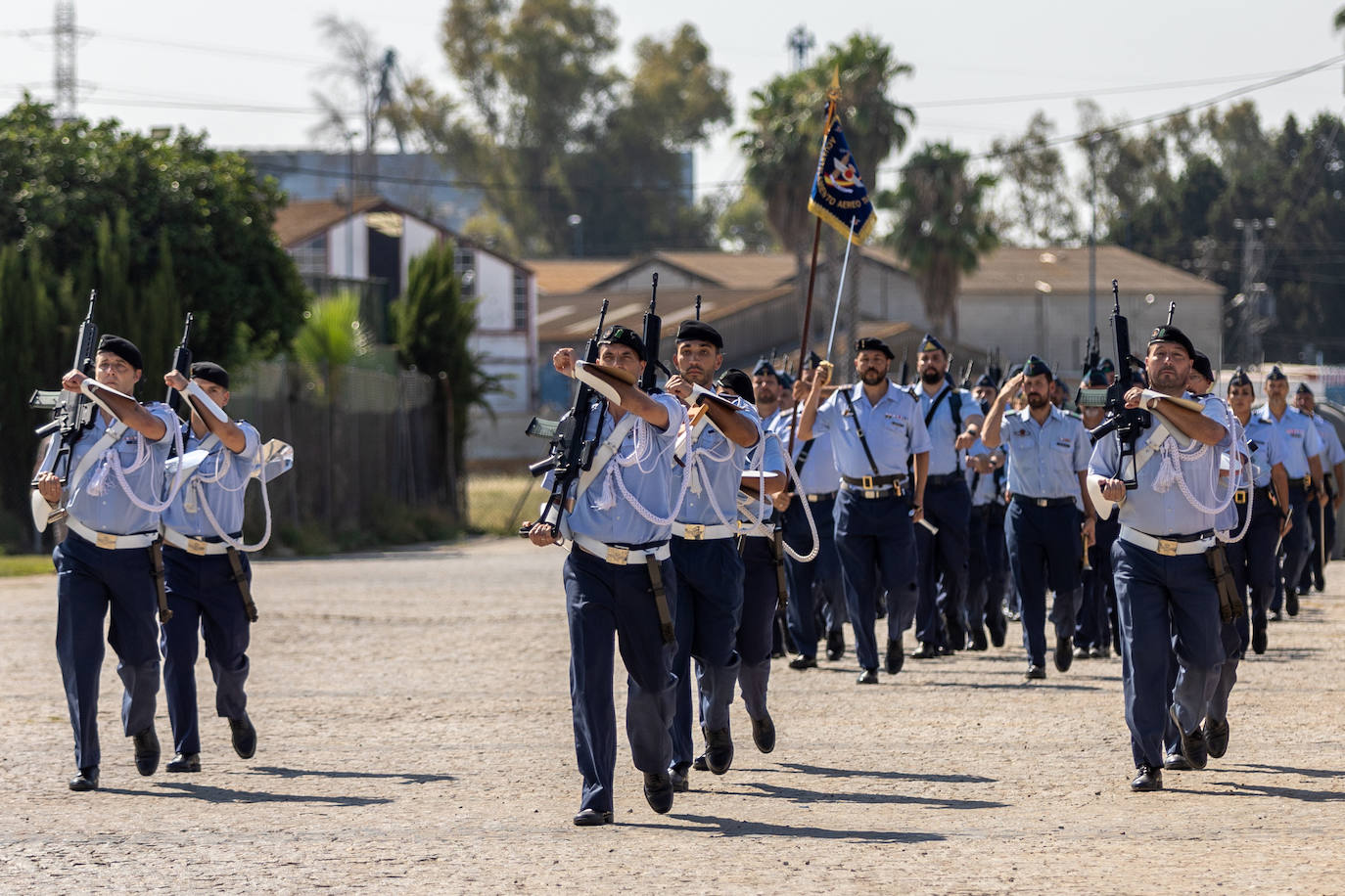 La ceremonia castrense con motivo del relevo del Jefe del Acuartelamiento Aéreo de Tablada