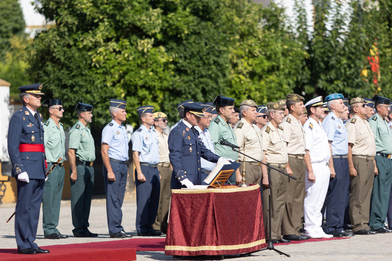 La ceremonia castrense con motivo del relevo del Jefe del Acuartelamiento Aéreo de Tablada