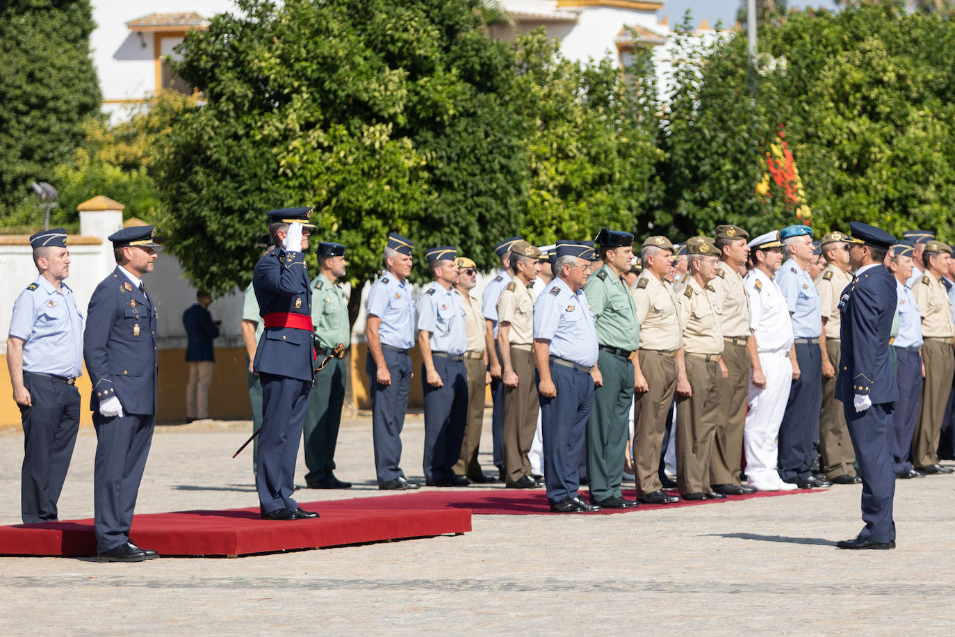 La ceremonia castrense con motivo del relevo del Jefe del Acuartelamiento Aéreo de Tablada