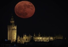 La Luna de Ciervo ilumina la noche sevillana, en imágenes