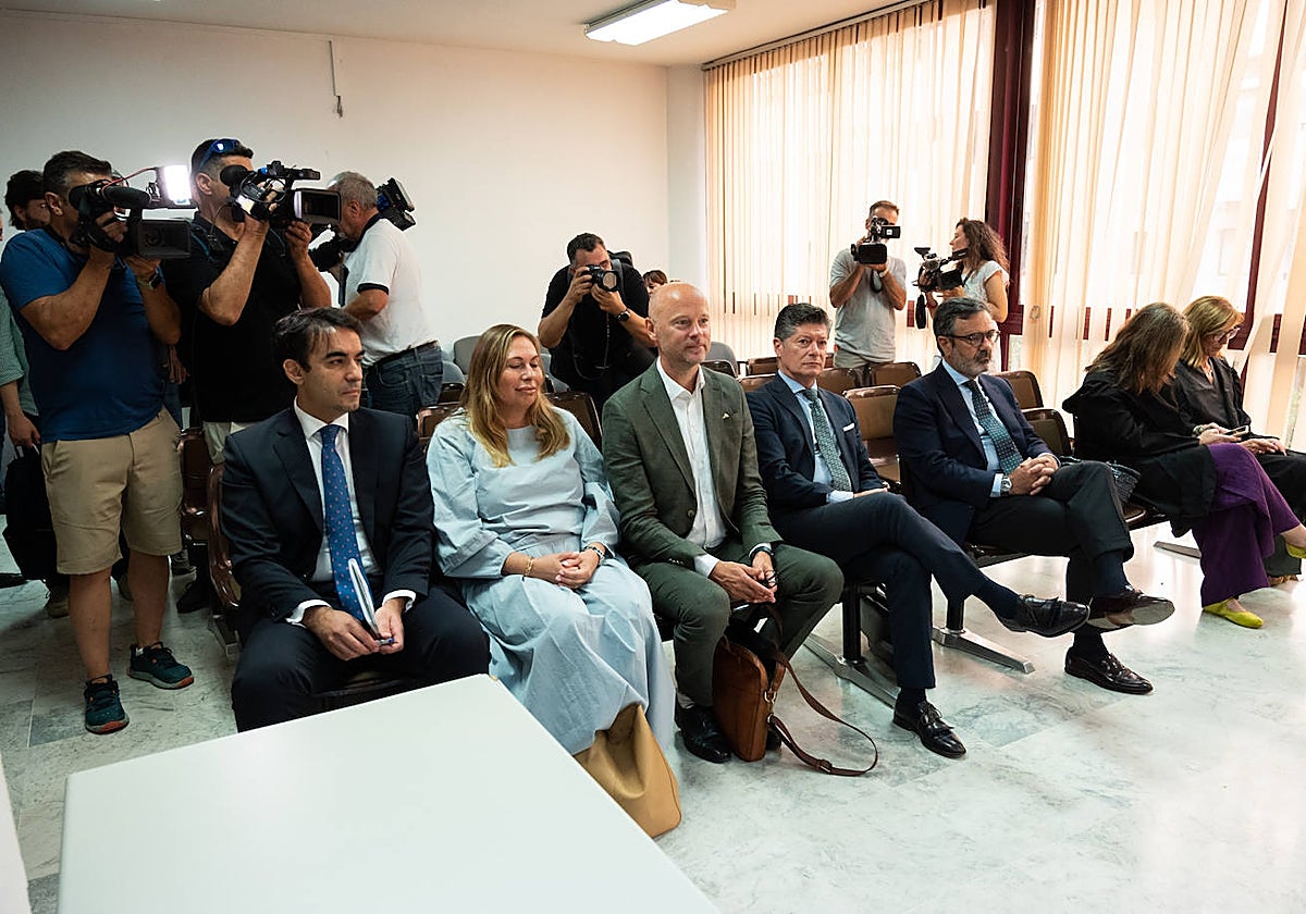 En primera fila los representantes de la empresa sueca Boliden durante el primer día del juicio celebrado este martes