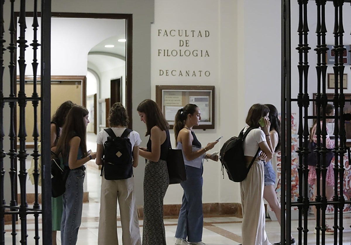 Un grupo de alumnos en la Facultad de Filología de la Universidad de Sevilla