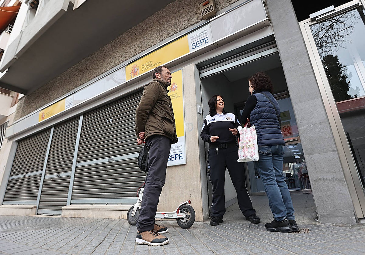 Dos personas intentan acceder a una oficina del SEPE