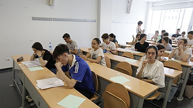 Estudiantes de Selectividad examinándose de la convocatoria ordinaria de junio en la Facultad de Ciencias de la Educación de la Universidad de Sevilla