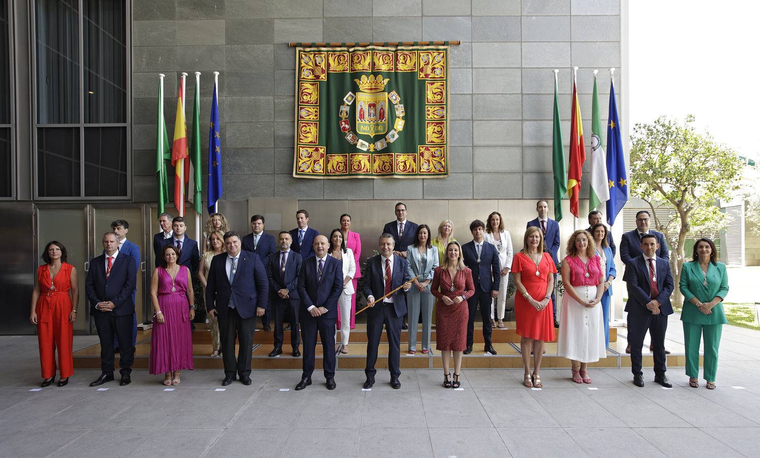 Momento en el que el socialista Javier Férnandez es investido nuevo presidente de la Diputación de Sevilla para los próximos cuatro años