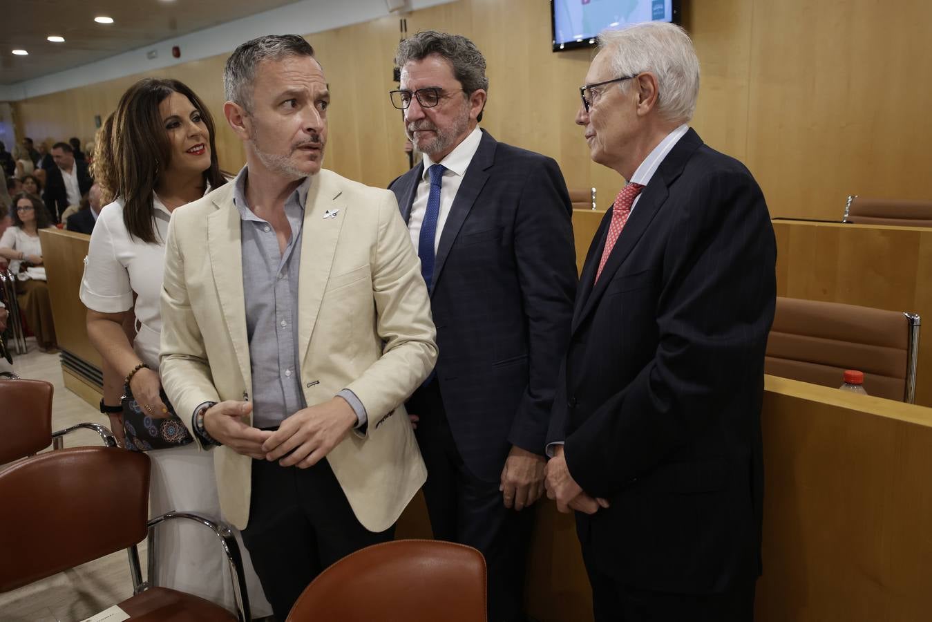 Momento en el que el socialista Javier Férnandez es investido nuevo presidente de la Diputación de Sevilla para los próximos cuatro años