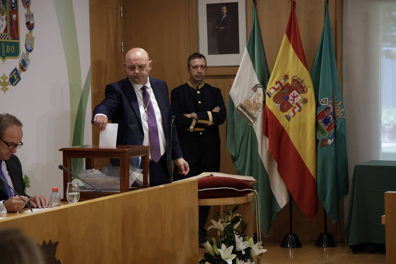 Momento en el que el socialista Javier Férnandez es investido nuevo presidente de la Diputación de Sevilla para los próximos cuatro años