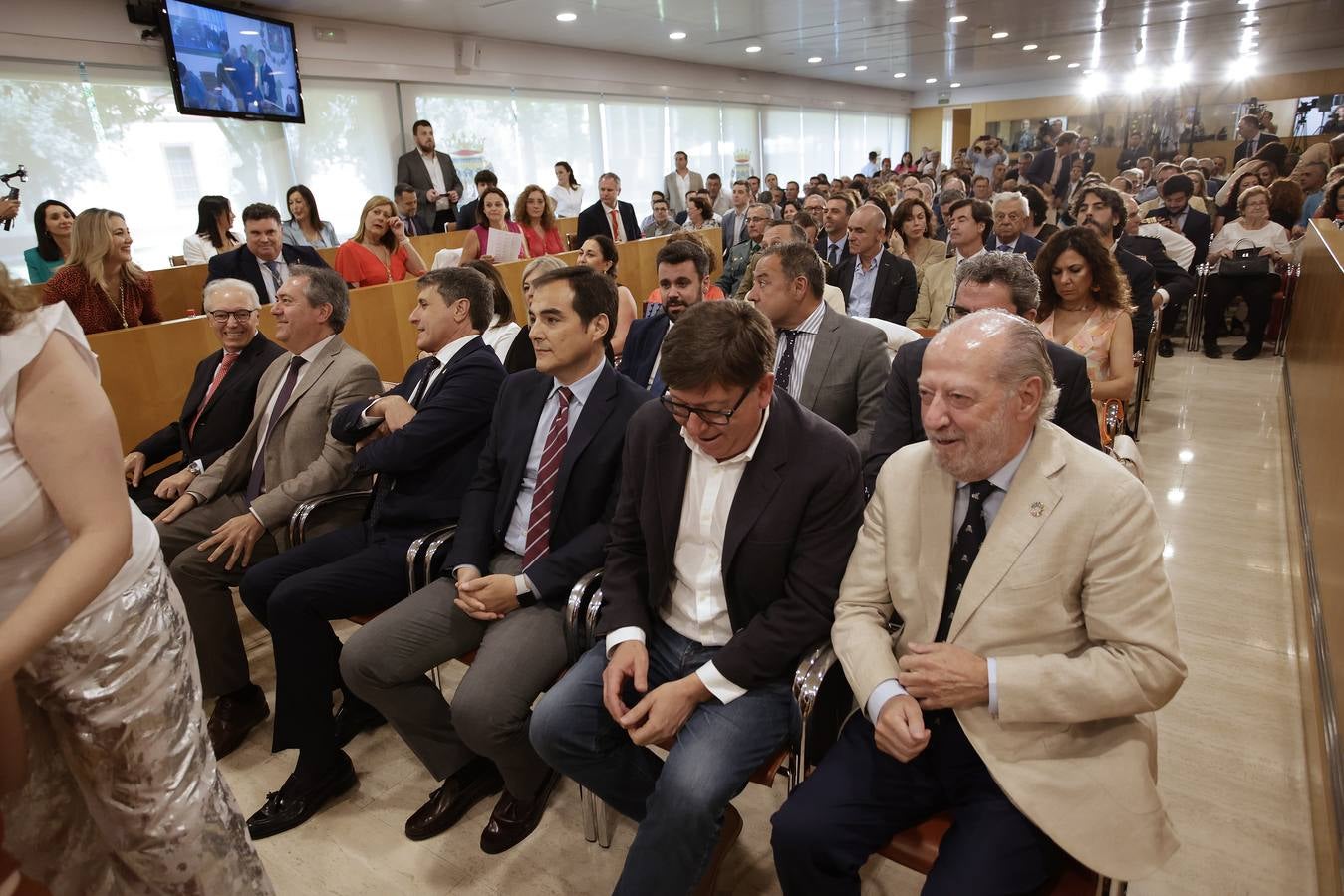 Momento en el que el socialista Javier Férnandez es investido nuevo presidente de la Diputación de Sevilla para los próximos cuatro años