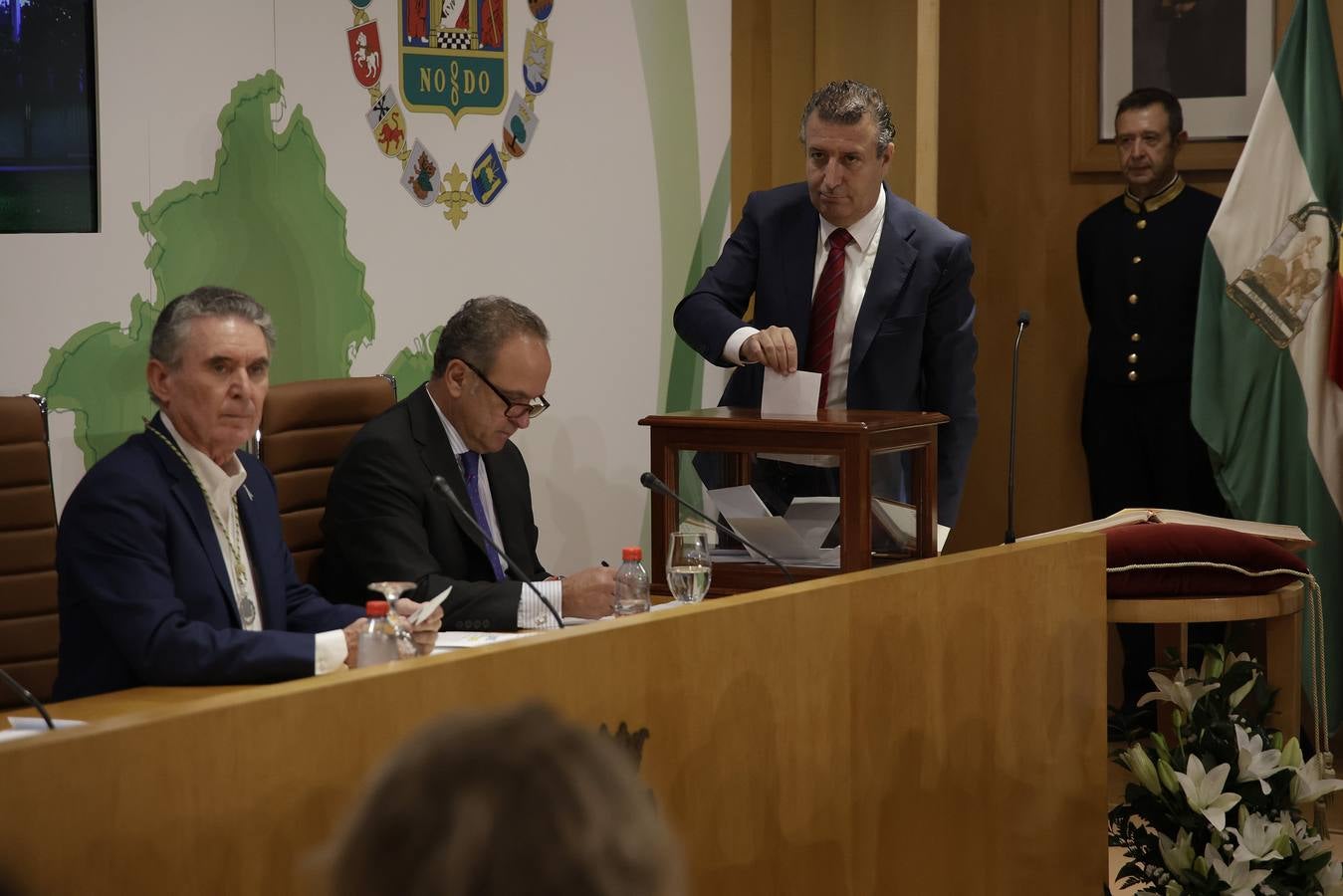 Momento en el que el socialista Javier Férnandez es investido nuevo presidente de la Diputación de Sevilla para los próximos cuatro años