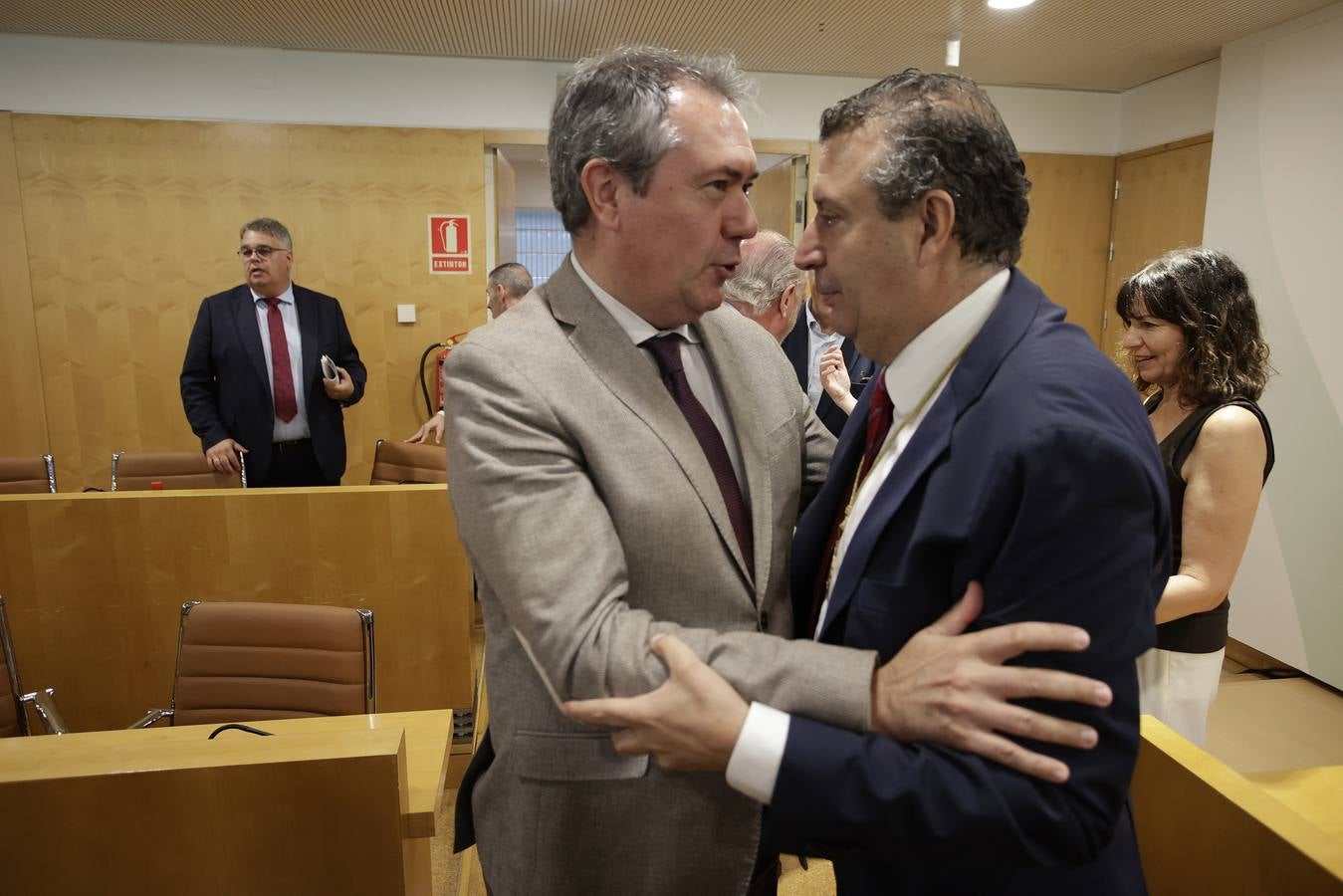 Momento en el que el socialista Javier Férnandez es investido nuevo presidente de la Diputación de Sevilla para los próximos cuatro años