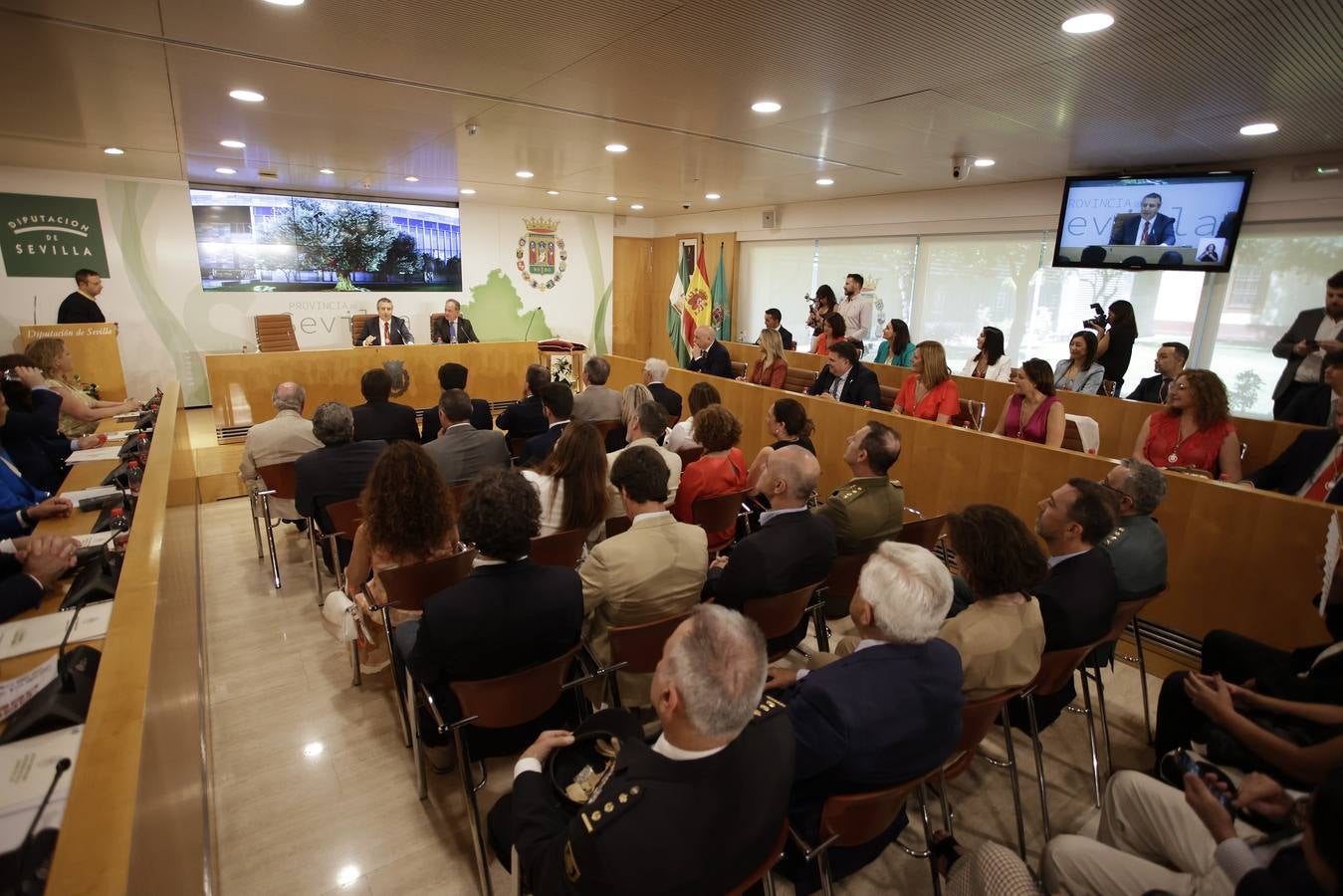 Momento en el que el socialista Javier Férnandez es investido nuevo presidente de la Diputación de Sevilla para los próximos cuatro años