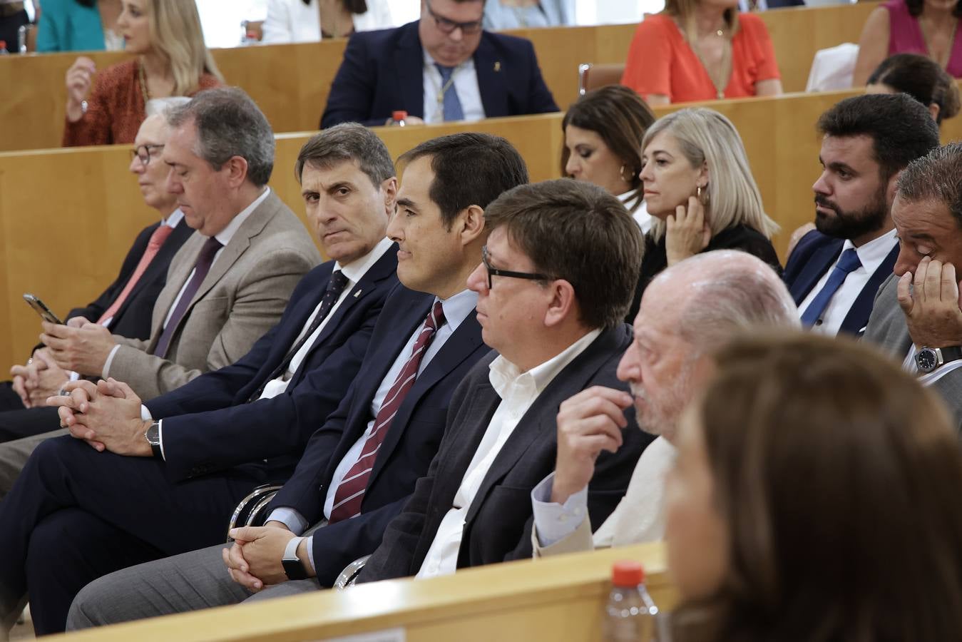 Momento en el que el socialista Javier Férnandez es investido nuevo presidente de la Diputación de Sevilla para los próximos cuatro años