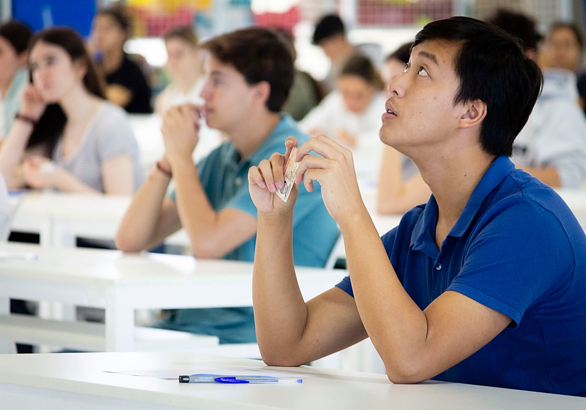 Estudiantes haciendo exámenes