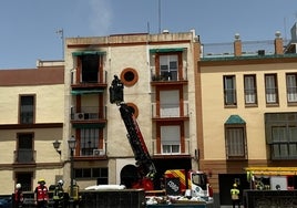 Los bomberos sofocan un incendio en la calle Juan Rabadán de Sevilla