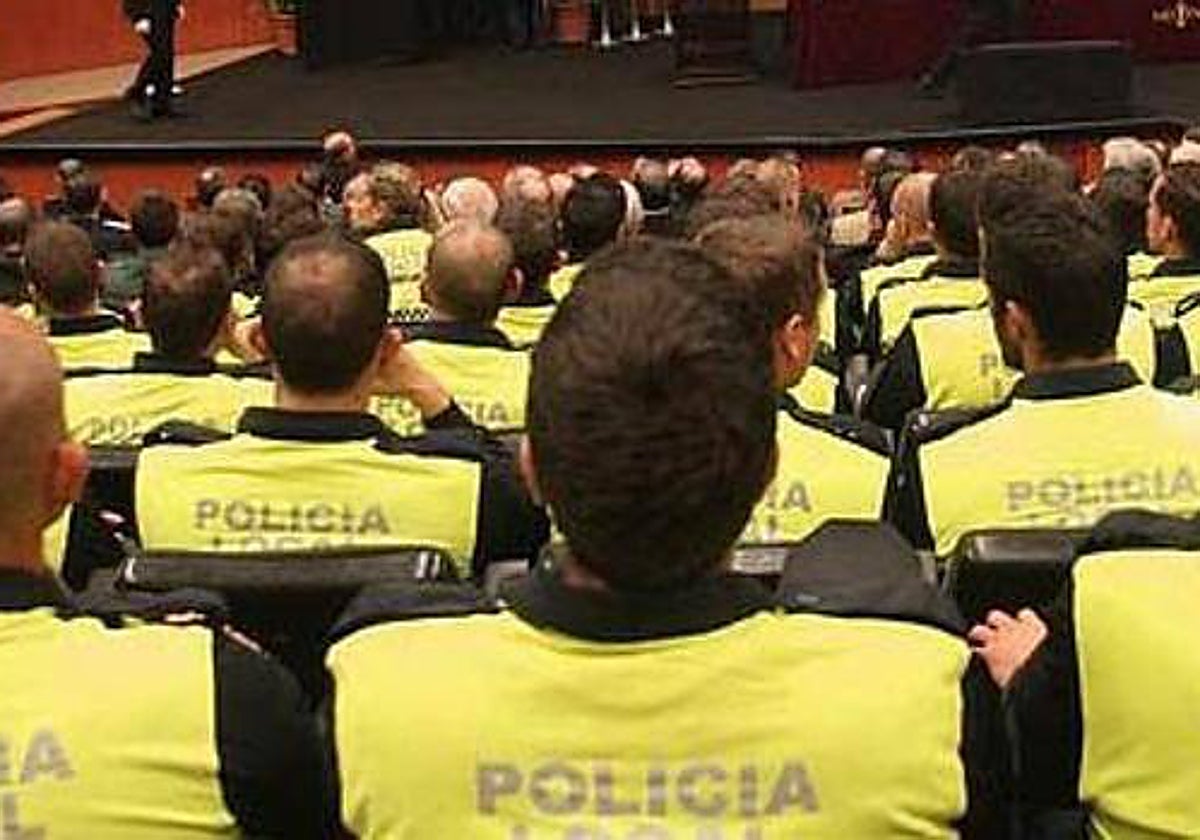 Imagen de archivo de una presentación de nuevos policías locales en Sevilla