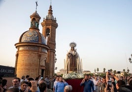 El traslado de la Virgen del Carmen del puente, en imágenes