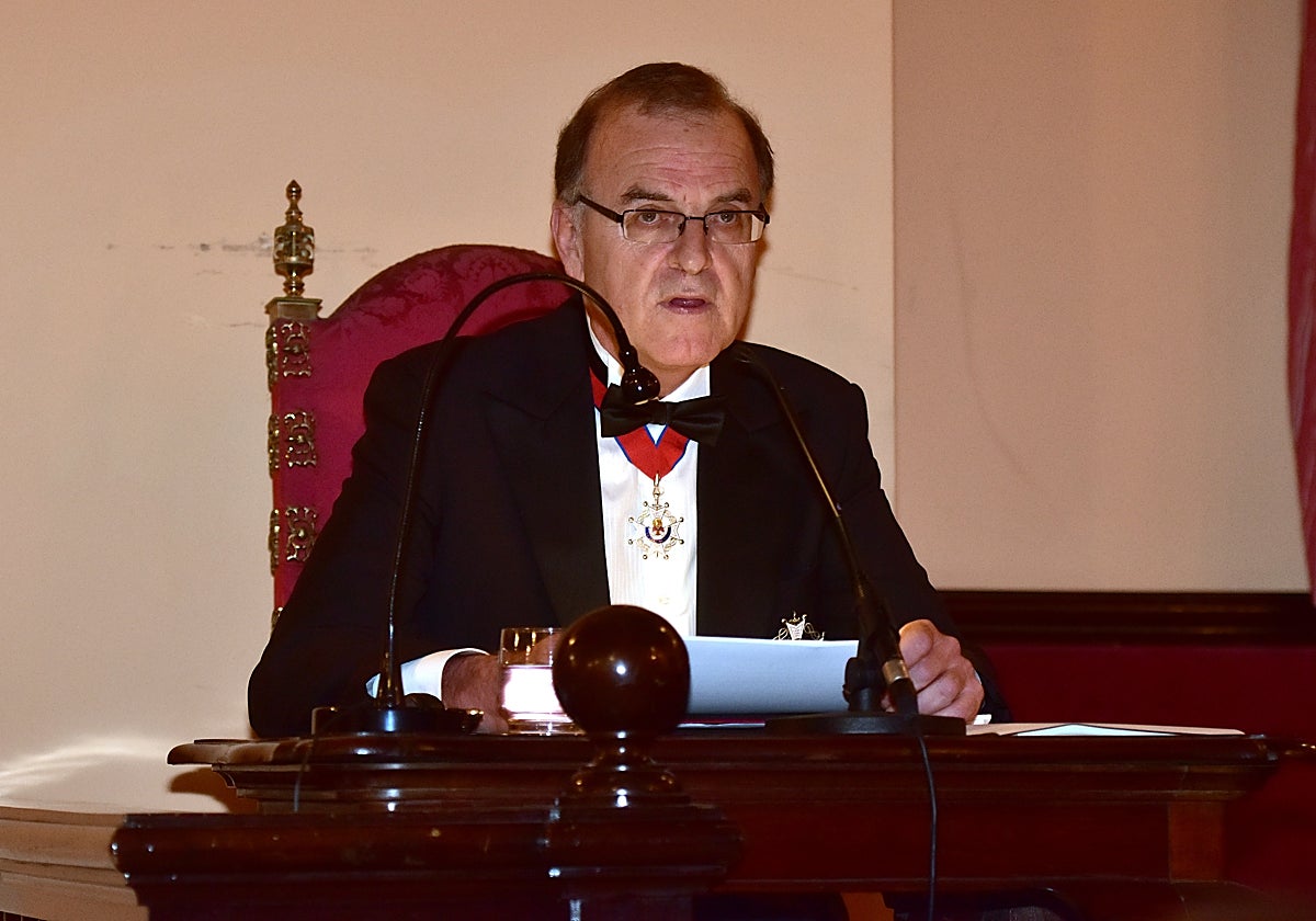 Eusebio Pérez Torres durante su discurso de ingreso en la Real Academia Sevillana de Legislación y Jurisprudencia, en 2015