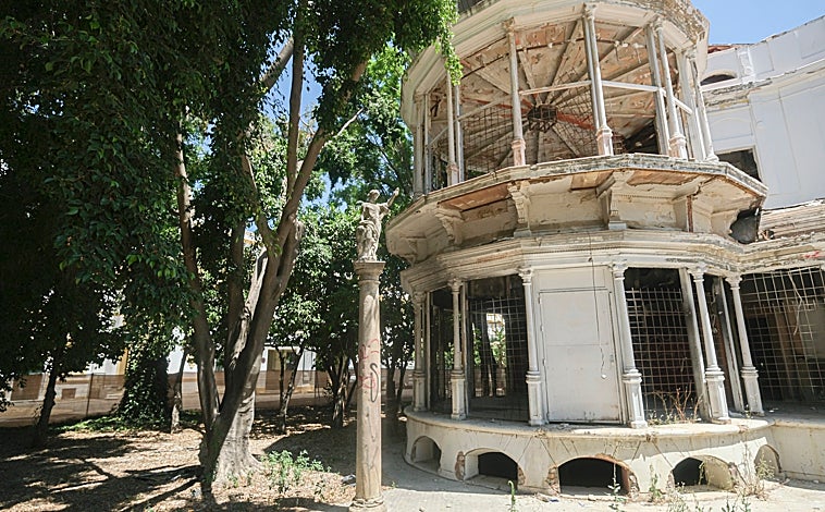 Imagen principal - La discoteca Bandalai se ha llevado años abandonada, como lo están también las caracolas de los jardines, que deben ser demolidas, y cuyos accesos están en un estado lamentable