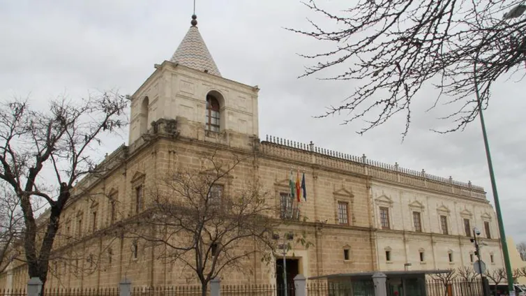 Patrimonio autoriza una intervención «urgente» en uno de los chapiteles del Parlamento de Andalucía