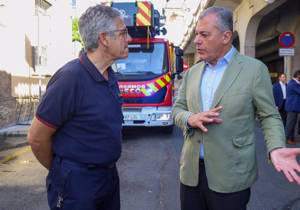 El alcalde de Sevilla, José Luis Sanz, en el parque de bomberos de San Bernardo