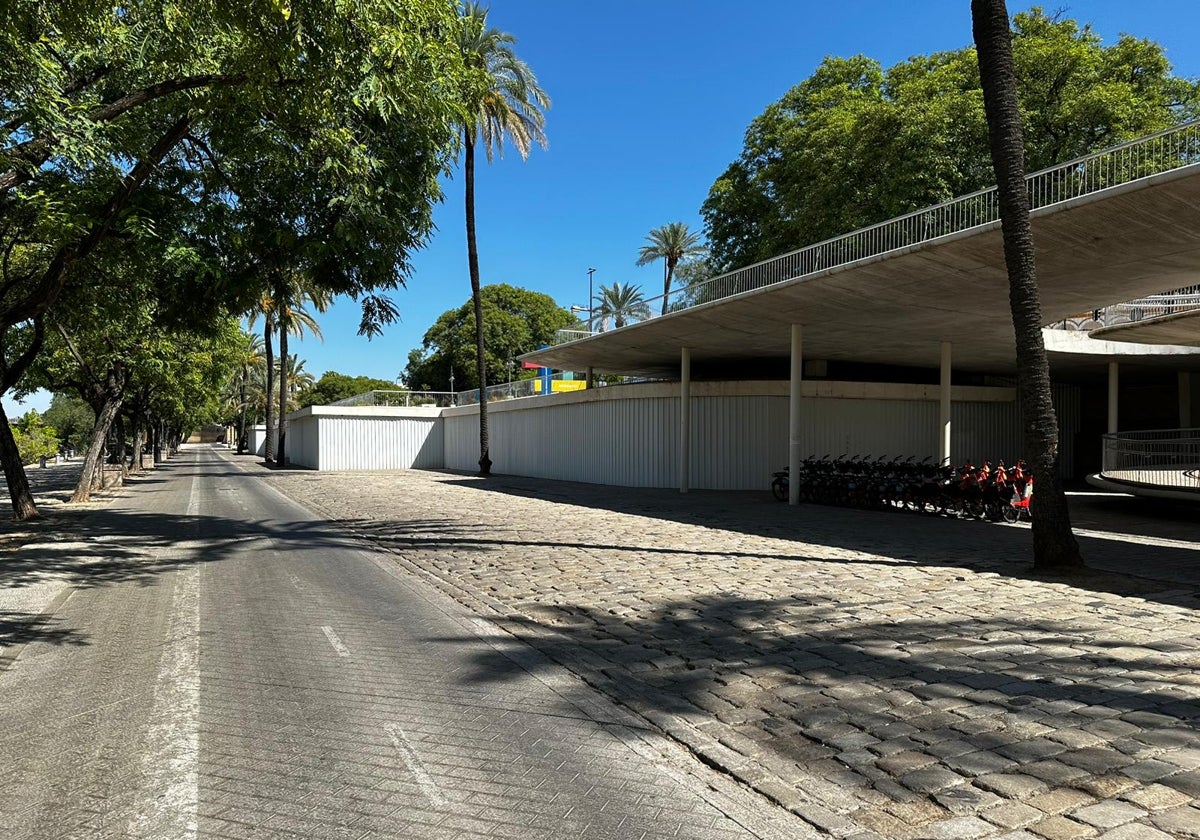 El edificio cerrado del Paseo de Marqués de Contadero que está en el Muelle de la Sal