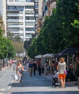 Imagen secundaria 2 - La calle Asunción, pese a la peatonalización, conserva comercios tradicionales pero se han hecho compatibles con grandes firmas y con numerosas cafeterías